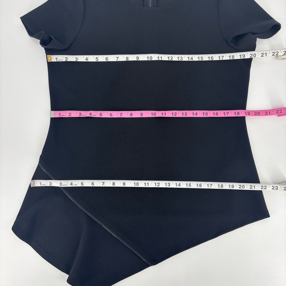 DKNY Black Asymmetrical Hem Short Sleeve Zipper Accent Top, Large - Picture 15 of 17